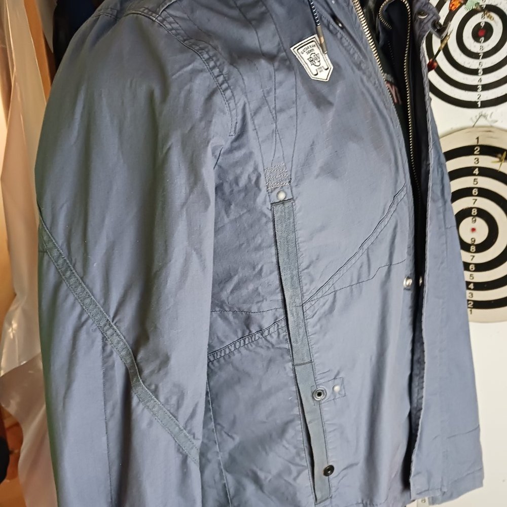 great windbreaker like new feel comfy great qualitey fabric